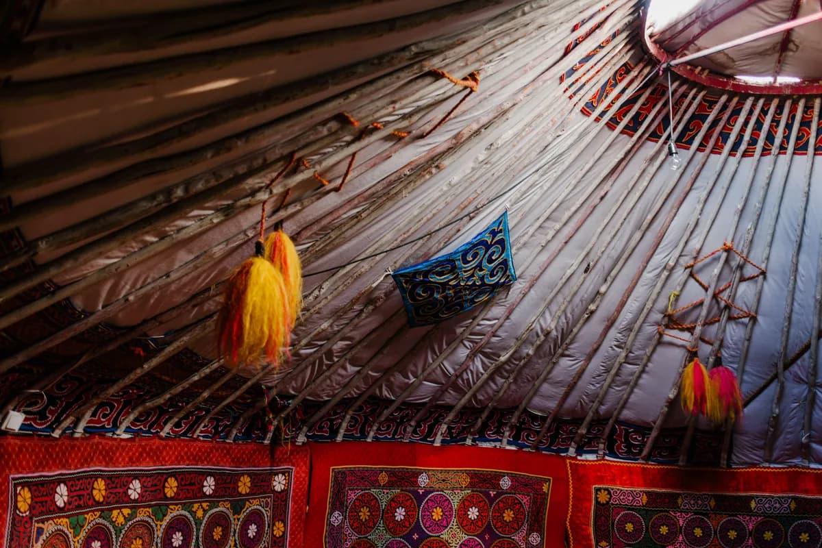 BookNoFees-voorbeeldfoto: Traditioneel interieur van een yurt met textiel met patronen