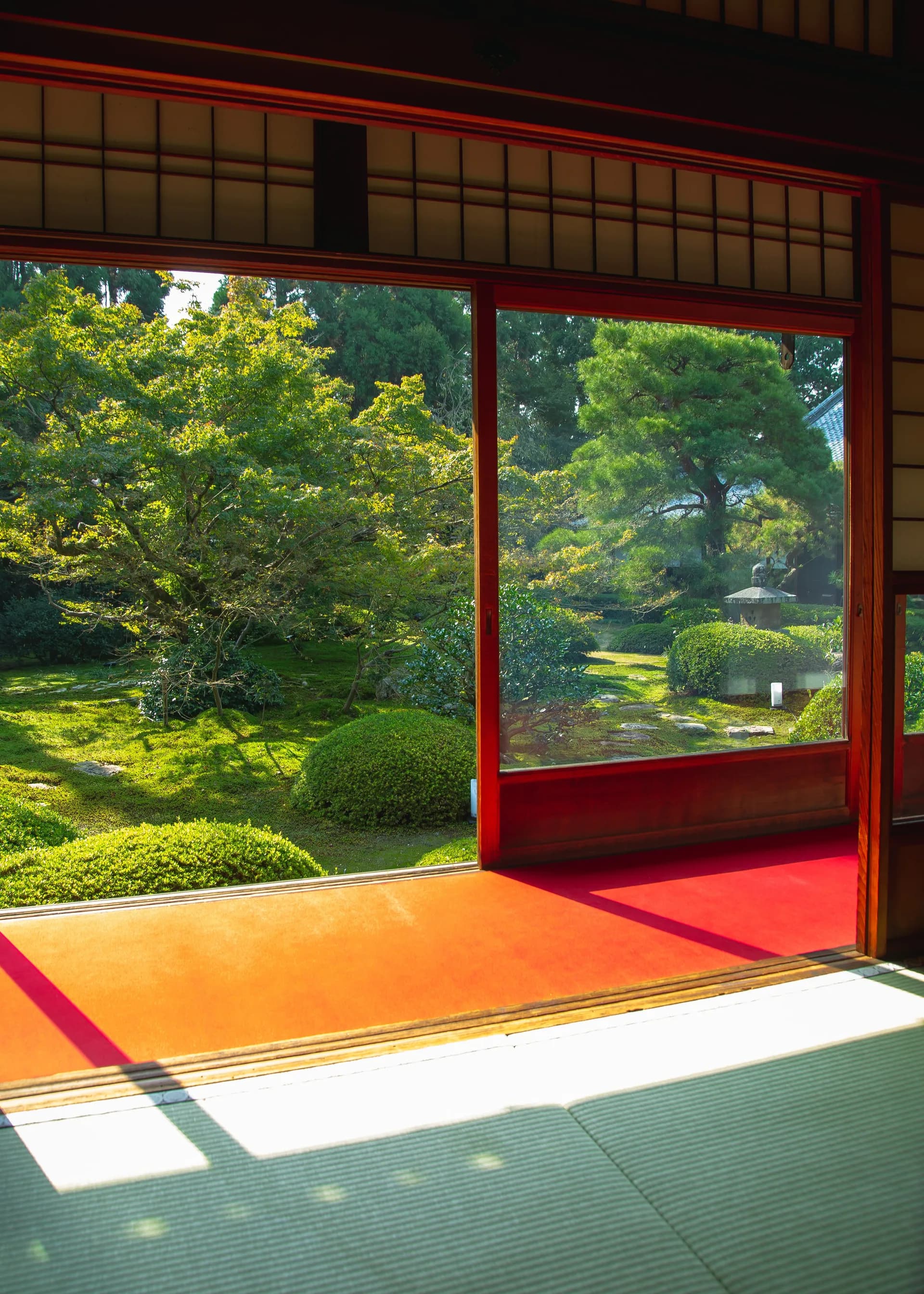 Exemple d'image BookNoFees : pièce japonaise avec des tatamis et une vue dégagée sur un jardin verdoyant