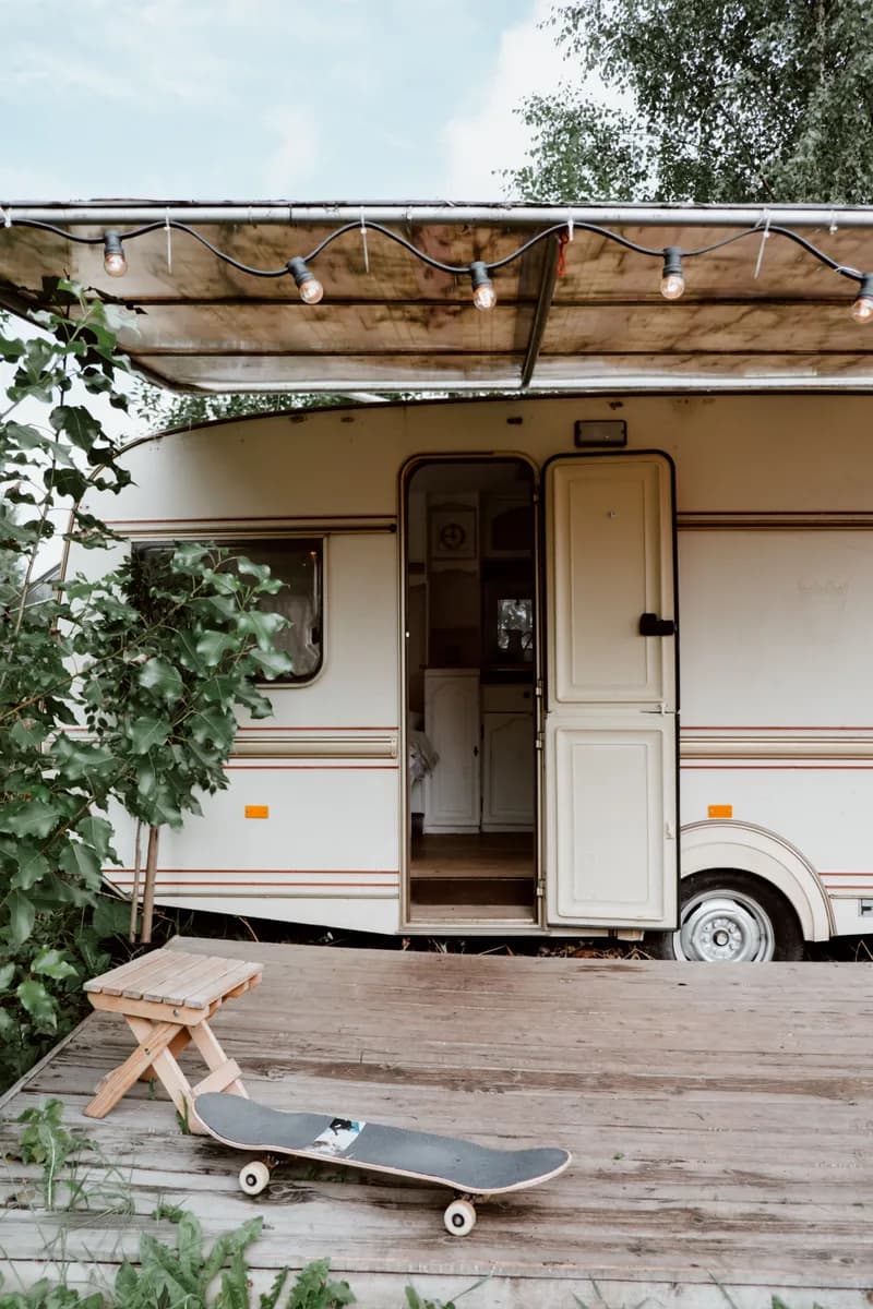 BookNoFees-voorbeeldfoto: caravan met open deur op een houten terras