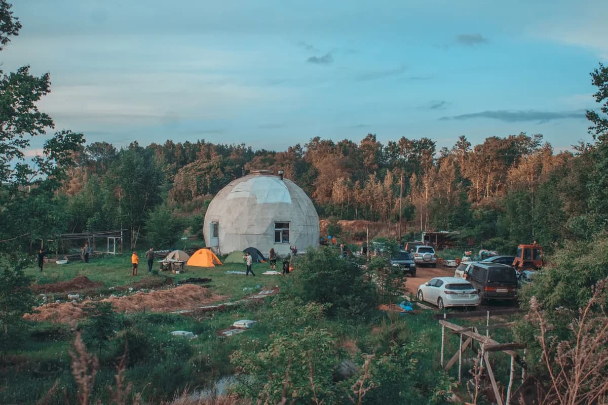Exemple d'image BookNoFees : des tentes dômes dans un camping en pleine nature