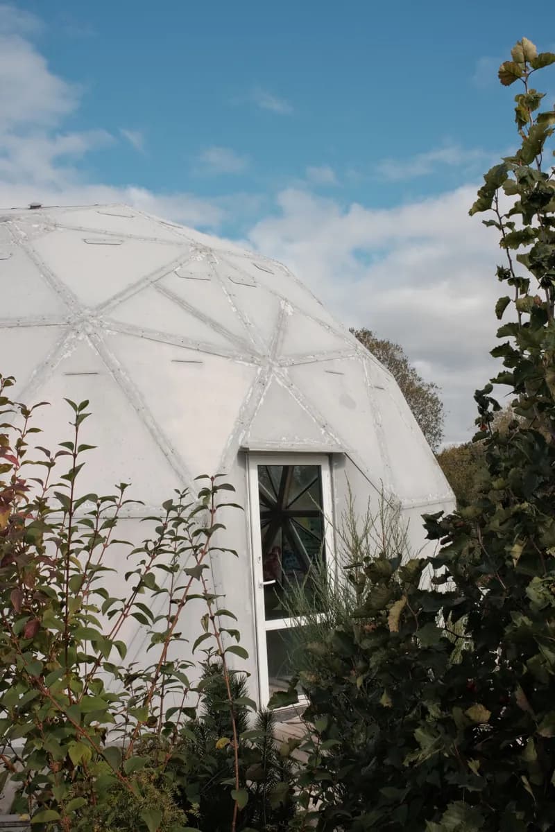 Exemple d'image BookNoFees : coupole géodésique avec des éléments triangulaires en extérieur