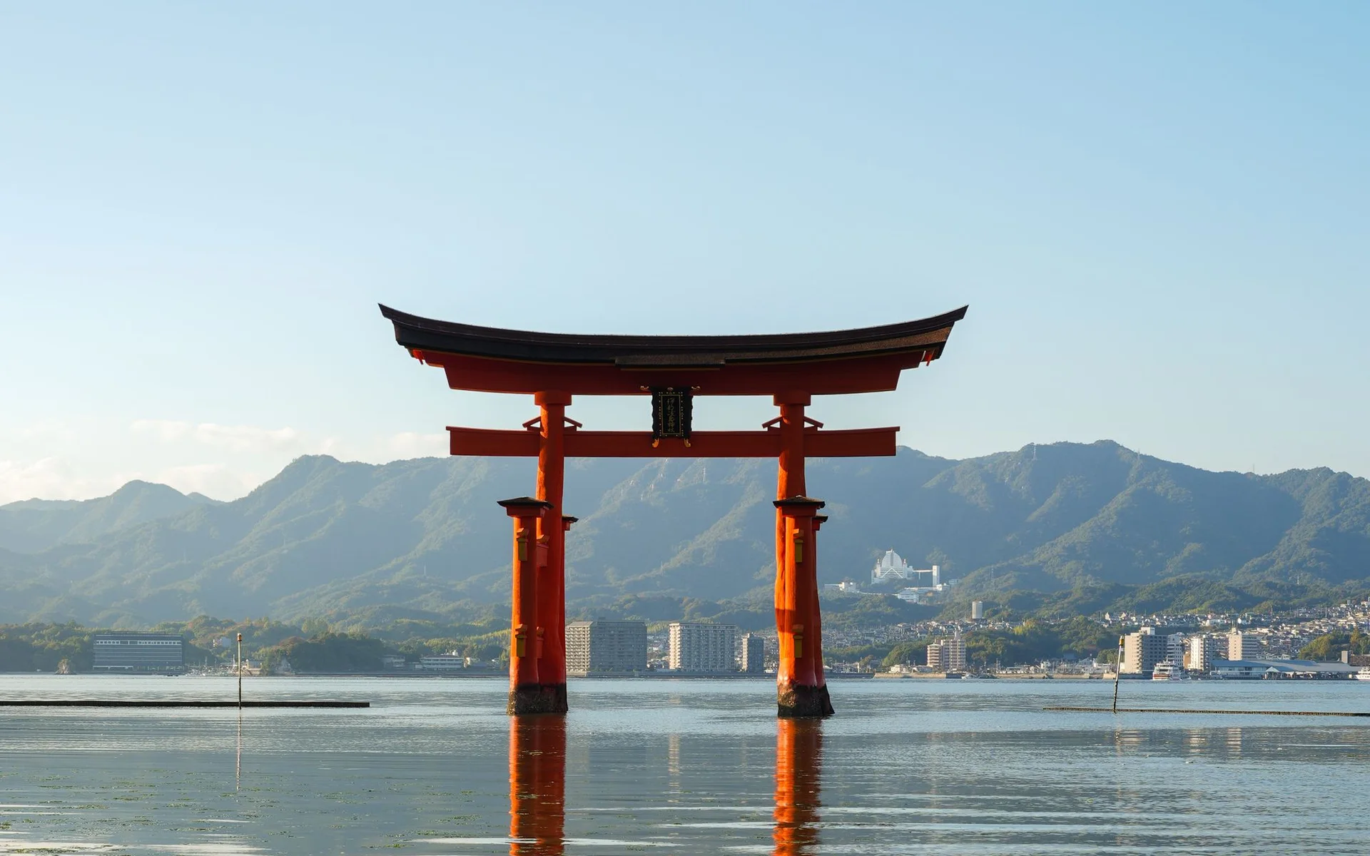 Torii am Itsukushima-Schrein über dem Wasser