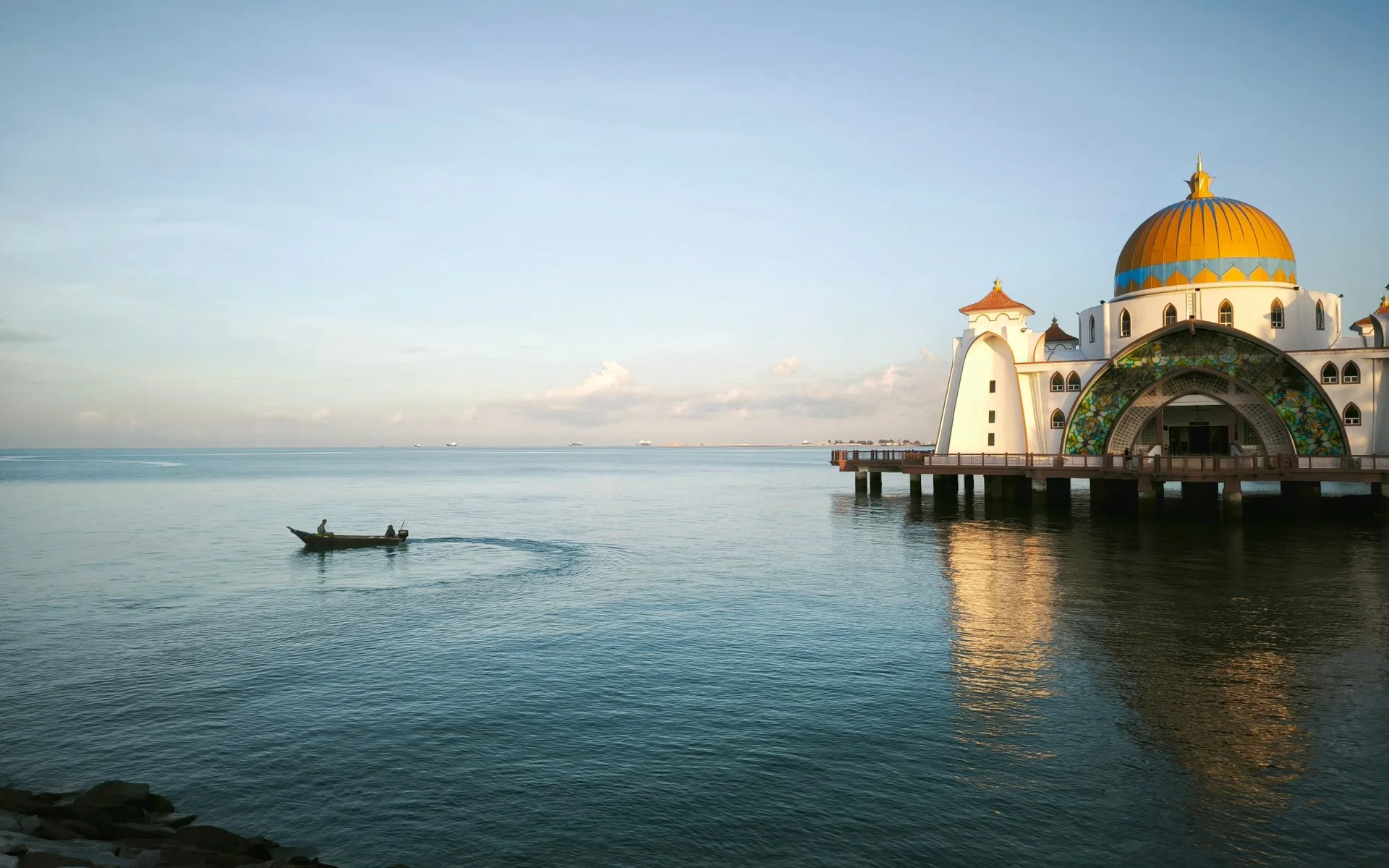 Malakka-Straßen-Moschee und Fischerboot am Wasser