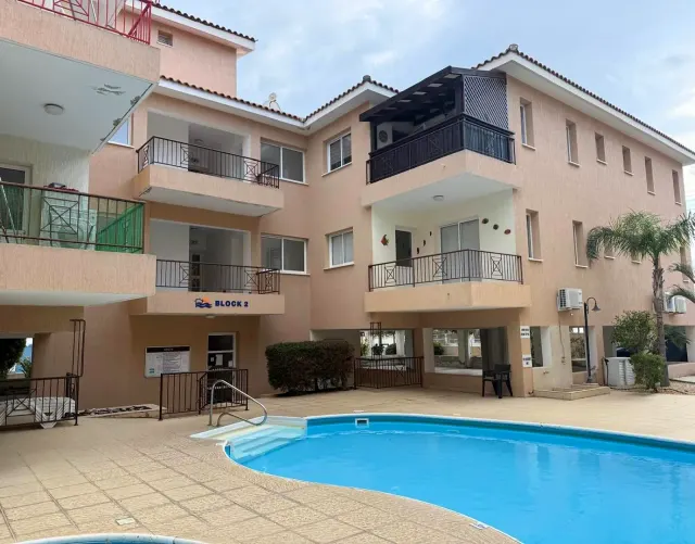 BookNoFees: Ruhige, geräumige Wohnung mit Pool und Balkon – Chloraka