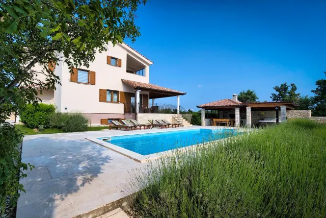Geräumige Villa mit Pool und Hot Tub, Štokovci