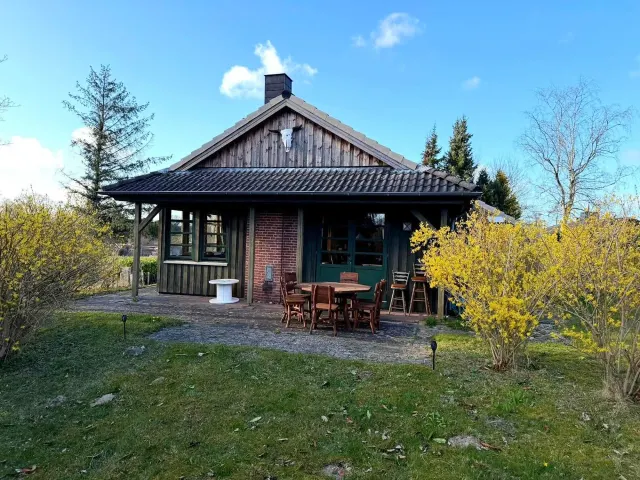 BookNoFees: Idyllisches Tiny House aus Holz mit westlichem Charme – Brekendorf