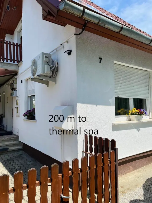 BookNoFees: Ferienwohnung in Bük – Geräumiges Apartment mit Garten und Terrasse