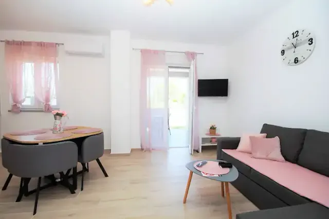 BookNoFees: Manu B- Wohnung im EG mit Parkplatz & Strandnah – Fažana