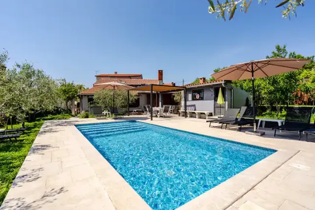 BookNoFees: Geräumige Wohnung Meme 1 mit Pool in Pula – Pula