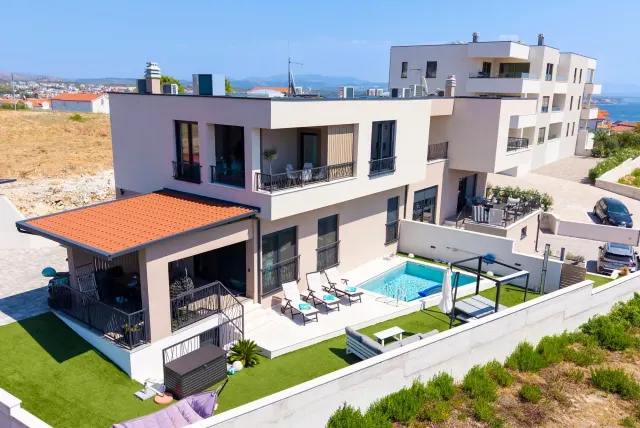 BookNoFees: Ruhige Ferienwohnung mit eigenem Pool und Meerblick – Vodice