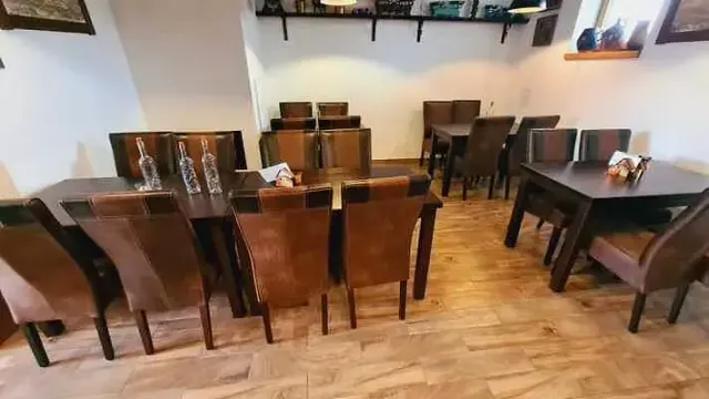 BookNoFees: Ferienwohnung in Jevišovka, Region Südmähren, Tschechien – Esszimmer mit mehreren Holztischen und -stühlen, Regale an der Wand