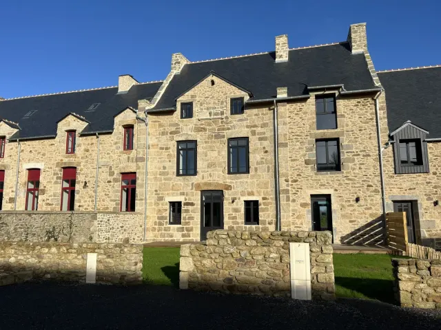 BookNoFees: Stilvolles Steinhaus mit Garten und Ladestation für Elektrofahrzeuge – Saint Malo