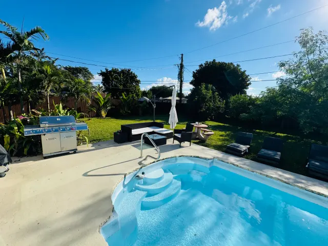 BookNoFees: Ferienwohnung in Cutler Bay – Garten mit Swimmingpool, Grill und Gartenmöbeln