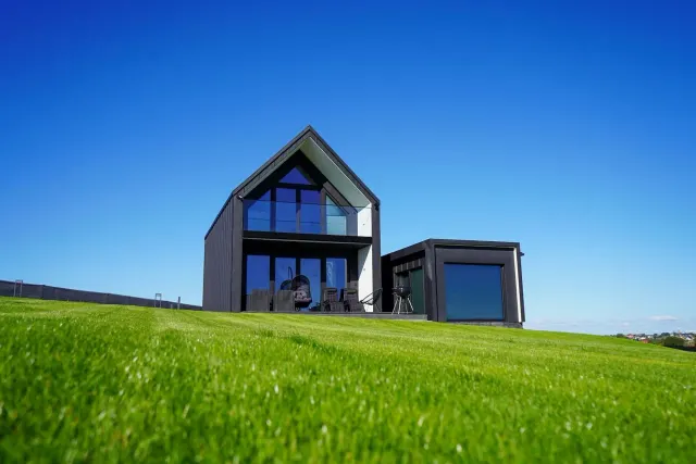 BookNoFees: Une maison élégante en pleine nature, avec un sauna et un jacuzzi – Rusinowo