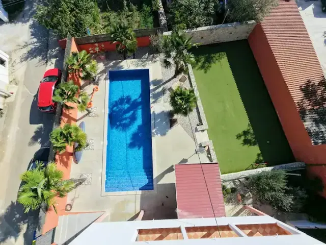 BookNoFees : location de vacances à Čabrunići – Des vacances à l'état pur sur 130 m², piscine de 57 m² et jardin privé