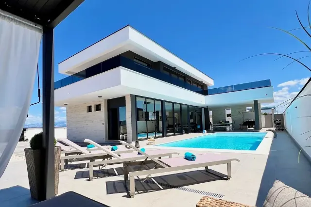 BookNoFees : location de vacances à Zemunik Gornji – Villa avec piscine, jardin et beaucoup d'espace pour accueillir neuf personnes