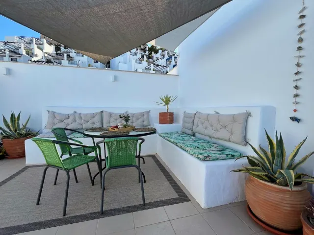 BookNoFees : location de vacances à Mojácar, Espagne – un salon avec un canapé, une table et des chaises dans le nouvel appartement-terrasse confortable de Cantal Homes à Mojácar