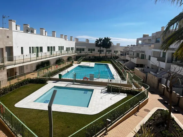 BookNoFees : location de vacances à Mojácar, Espagne – Vue aérienne d'un immeuble avec piscine dans le nouveau penthouse « Cozy » de Cantal Homes à Mojácar