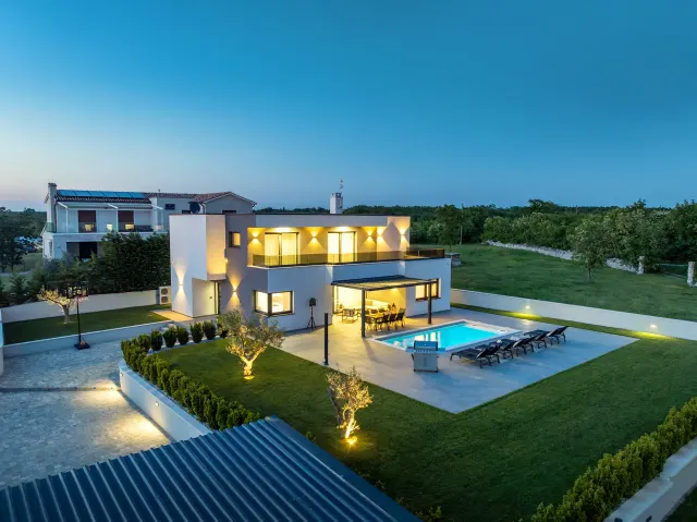 BookNoFees : location de vacances à Juršići – Villa spacieuse avec piscine privée et jardin