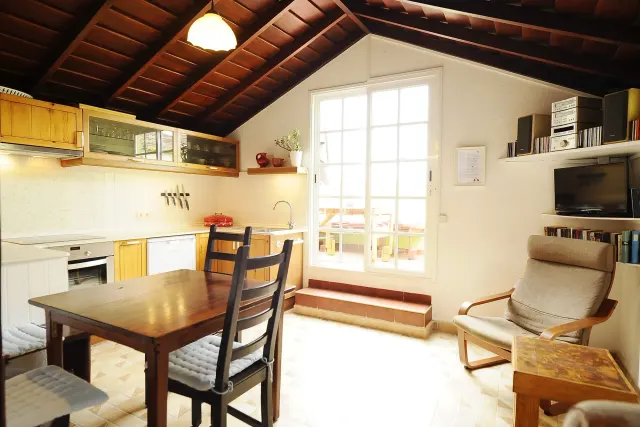 BookNoFees : location de vacances à Breña Alta, La Palma, Espagne – Cuisine et coin repas avec plafond en bois, table, chaises et porte vitrée