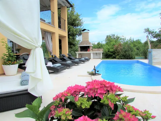 BookNoFees: Villa Ari avec piscine, jacuzzi et sauna – Rakalj