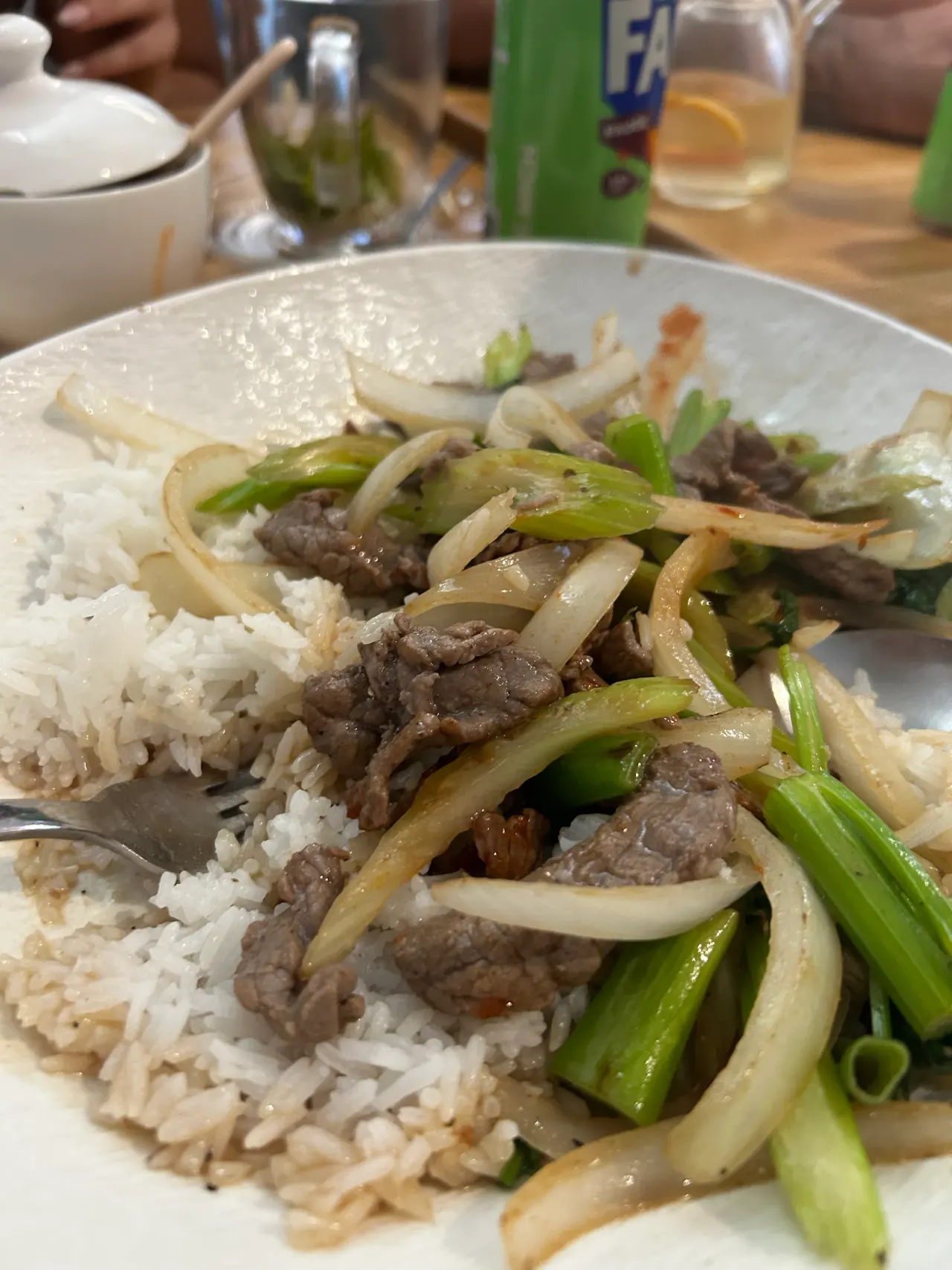 BookNoFees : Snack – Good morning Vietnam – Aachen – Restaurant proposant un sauté de bœuf accompagné de riz blanc dans une assiette, photo n° 1