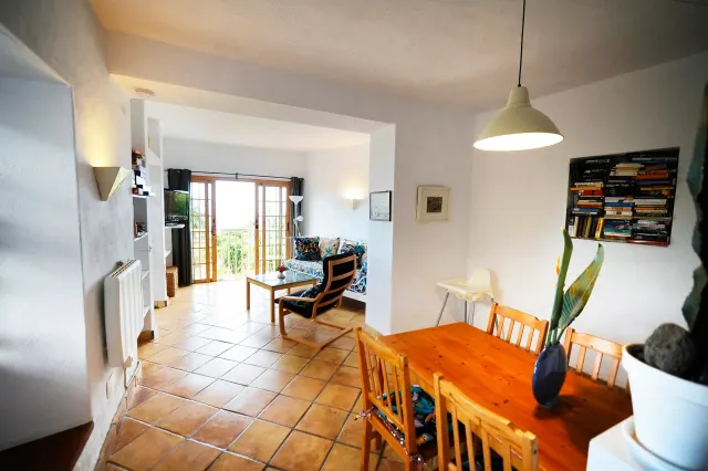 BookNoFees : location de vacances à Breña Alta, La Palma, Espagne – Coin repas avec une table en bois et vue sur le salon avec ses portes-fenêtres donnant sur le balcon
