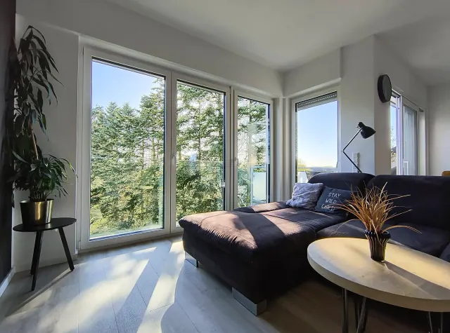 BookNoFees : location de vacances à Hamm – Appartement élégant avec balcon et vue sur une cour verdoyante