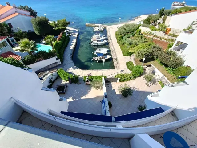 BookNoFees : location de vacances à Petrcane – Appartement calme en centre-ville avec balcon donnant sur la mer
