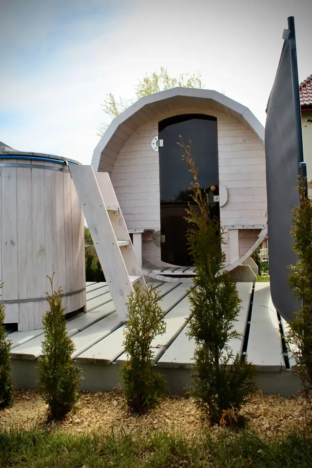BookNoFees : location de vacances à Jarosławiec, Pologne – Sauna en tonneau d'extérieur avec marches en bois et petite terrasse