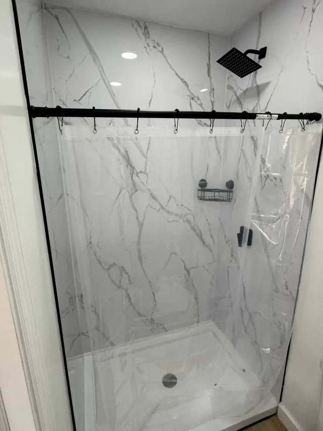 BookNoFees : location de vacances à Cutler Bay, États-Unis – Douche avec carrelage imitation marbre et robinetterie noire