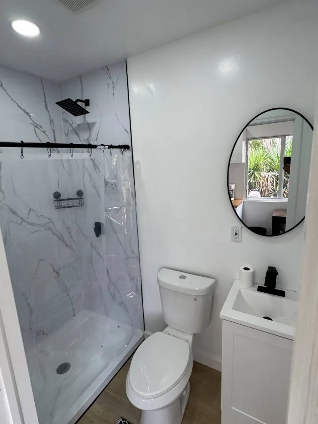 BookNoFees : location de vacances à Cutler Bay, États-Unis – Salle de bains avec douche aux motifs de marbre, WC, lavabo et miroir rond