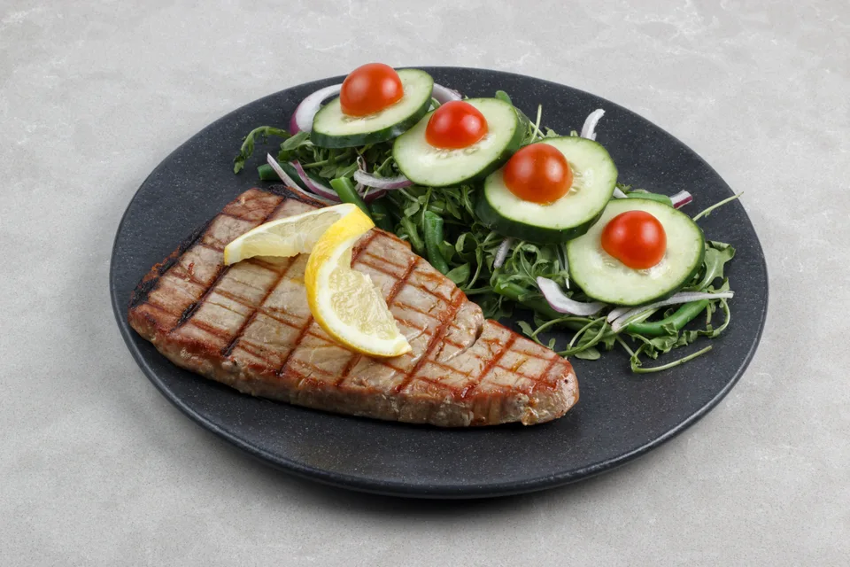 BookNoFees: Voorbeeldfoto: Gegrilde tonijnsteak met salade en citroen