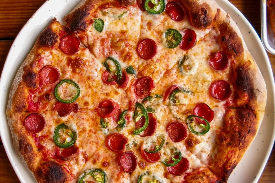BookNoFees: Voorbeeldfoto: Pizza met salami en groene paprika’s