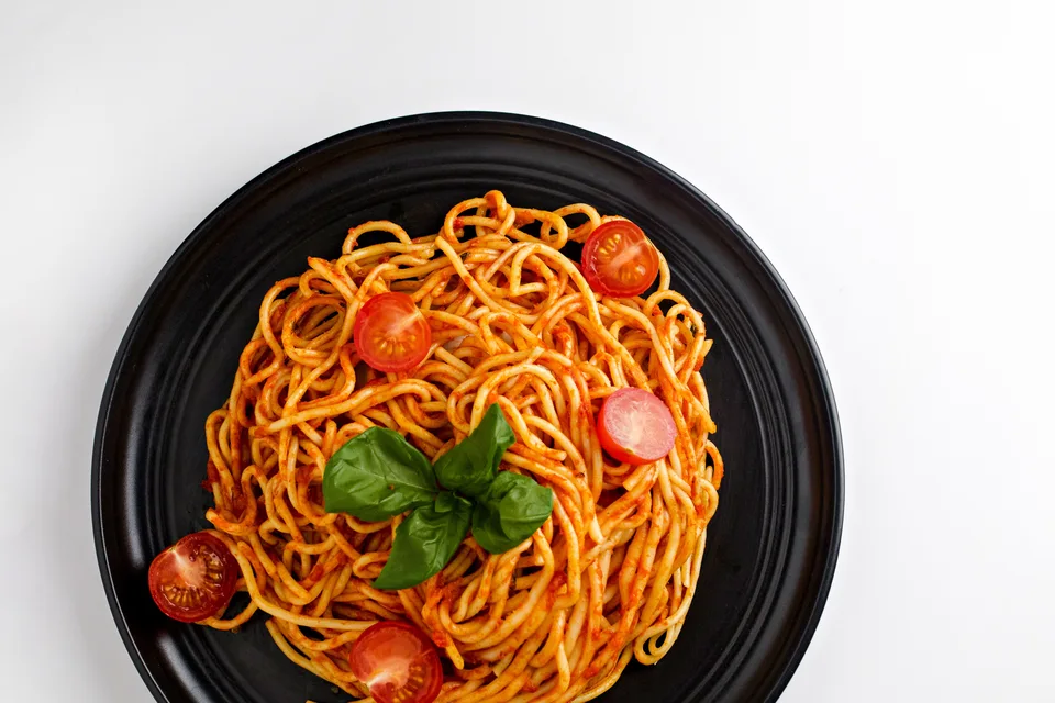 BookNoFees: Voorbeeldfoto: Spaghetti met tomatensaus en basilicum