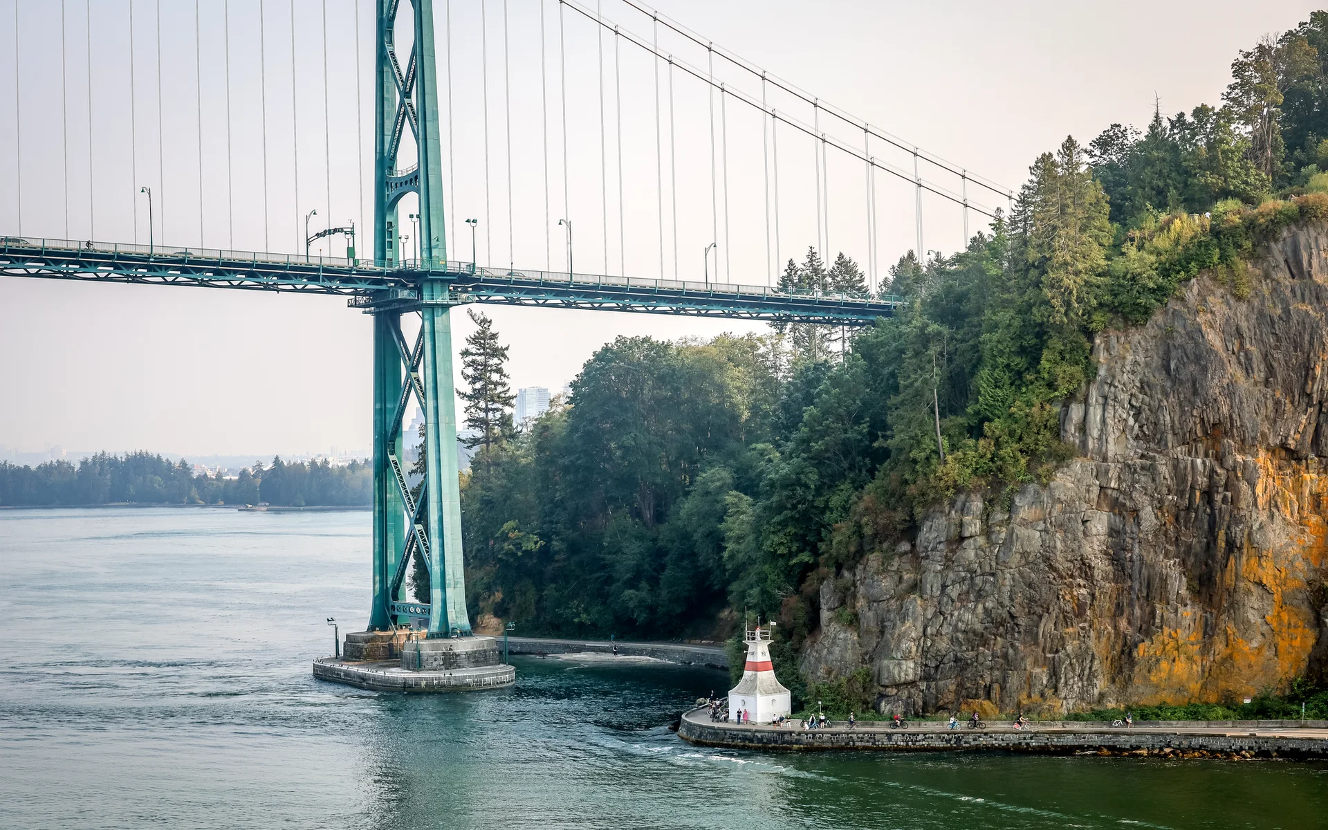 Lions Gate Bridge boven het water in Vancouver