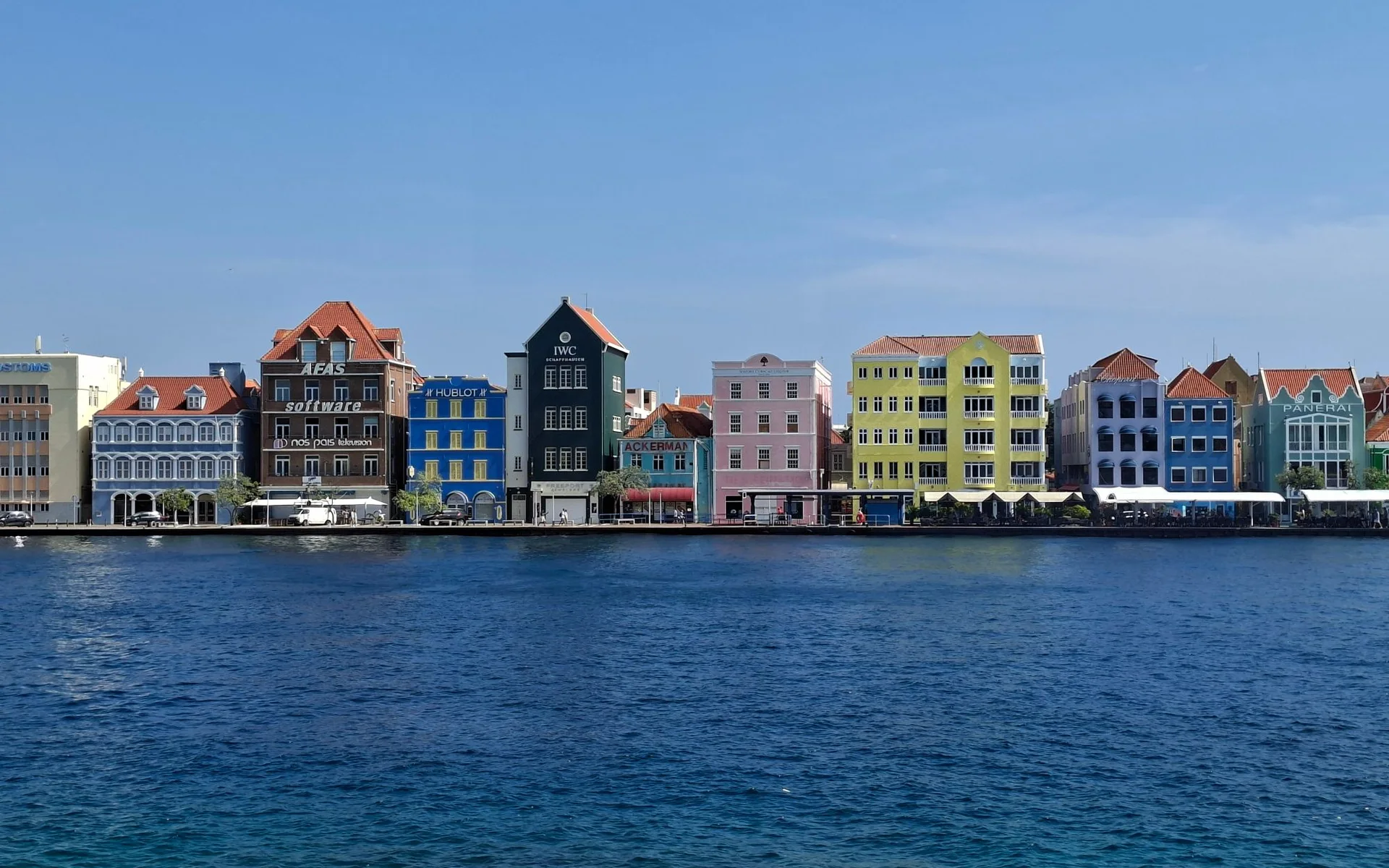 Kleurrijke huizen aan het water in Willemstad, Curaçao