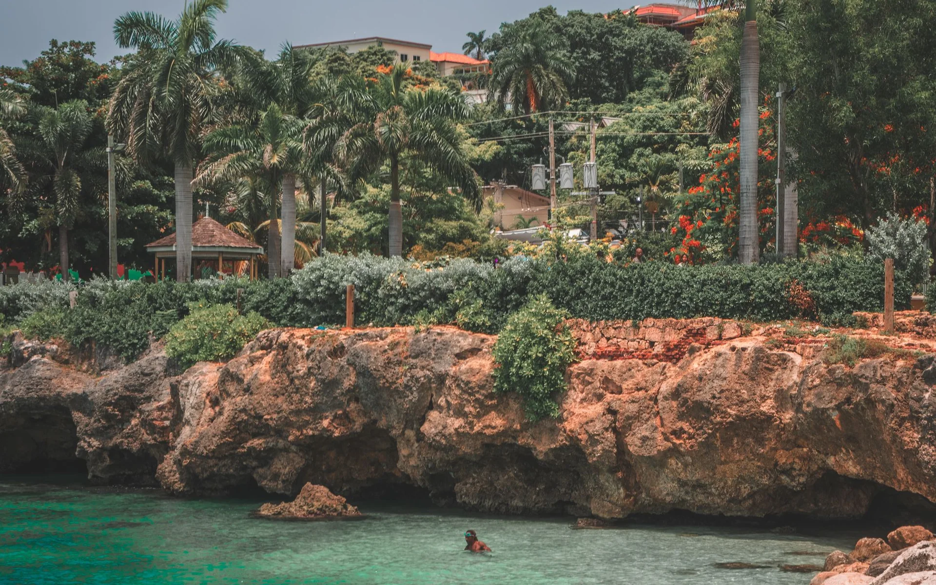 Montego Bay met palmbomen en turkoois water
