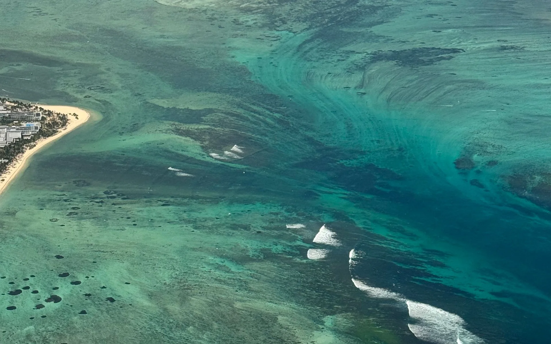 Luchtfoto van de kust van Mauritius met een turkooizen zee