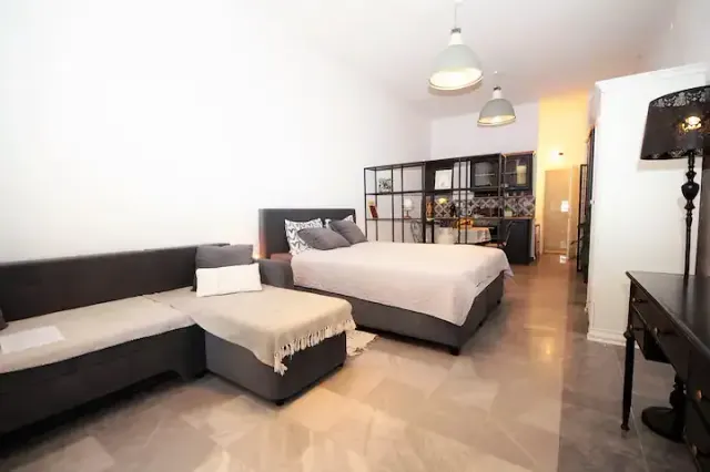 BookNoFees: vakantiehuis in Pula – Studio-appartement met bed, bank en keukenhoek op de achtergrond