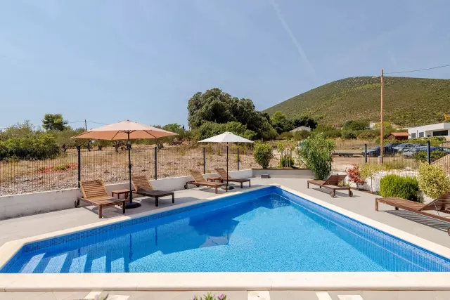 BookNoFees: vakantiehuis in Kaštel Novi – Zwembadterras met ligstoelen, parasols en uitzicht op de bergen