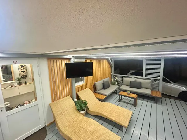 BookNoFees: vakantiehuis in Biograd na Moru – een woonkamer met een bank, fauteuils en een televisie in de accommodatie Mobile Home David-Camp Soline in Biograd na Moru