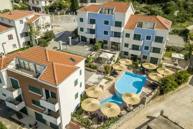 BookNoFees: vakantiehuis in Slatine – Luchtfoto van appartementencomplexen met zwembad en parasols