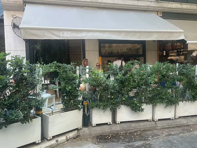 BookNoFees: Snackbar – me kolonaki – Athens – Ik ben geboren, foto 2