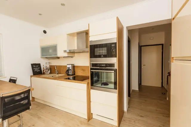 BookNoFees: vakantiehuis in Okrug Gornji – Keuken met inbouwoven, magnetron en houten aanrechtblad
