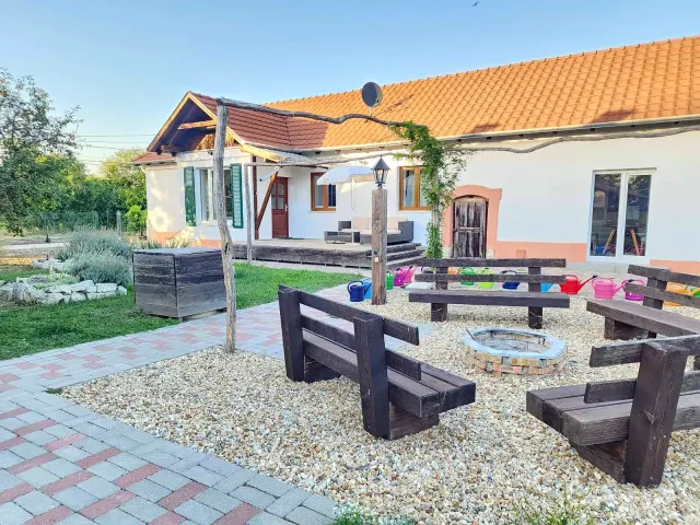 BookNoFees: vakantiehuis in Tiszatardos – Rustig, ruim huis met tuin en vuurplaats
