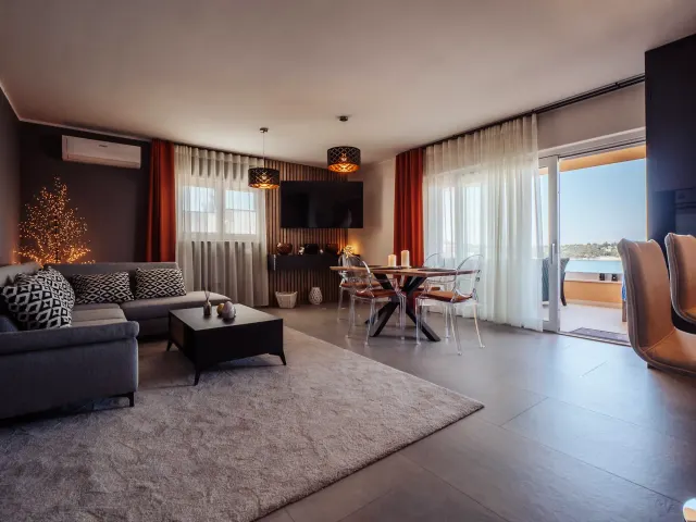 BookNoFees: Stijlvol designappartement met terras en uitzicht op zee, begane grond – Rogoznica