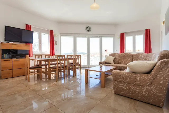 BookNoFees: Architectenvilla met uitzicht op zee voor grote groepen en gratis strandstoelen op het strand – Medulin