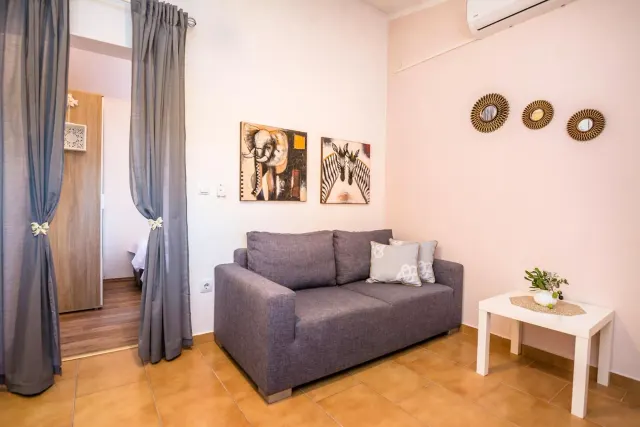 BookNoFees: vakantiehuis in Vir, Aan, Kroatië – een woonkamer met een bank en een tafel in de accommodatie Appartement Genster Vir, Kroatië, in Vir