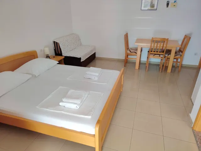 BookNoFees: Rustige studio met balkon en uitzicht op zee – Omiš